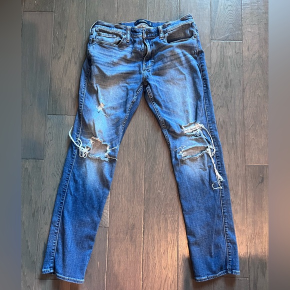 Men’s Distressed Hollister Jeans - Picture 3 of 4